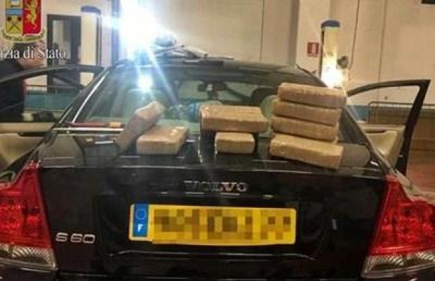 Itali, kokaina u gjet n%u0117 10 pako me 1.1 kg secila brenda mjetit 