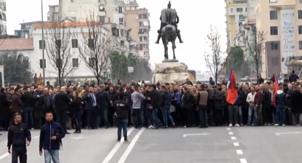 protestuesit te sheshi skenderbej
