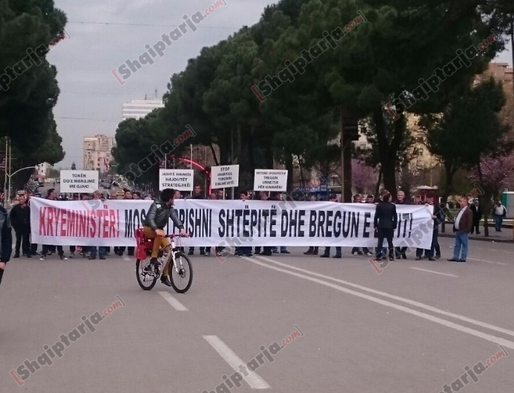 protestuesit himariot