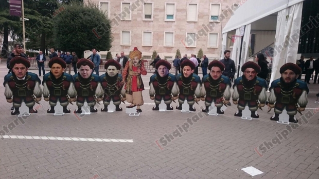 pd ironi me qeverine