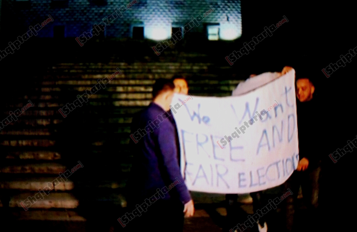 student pro opozites me parrulla per zgjedhje te lira