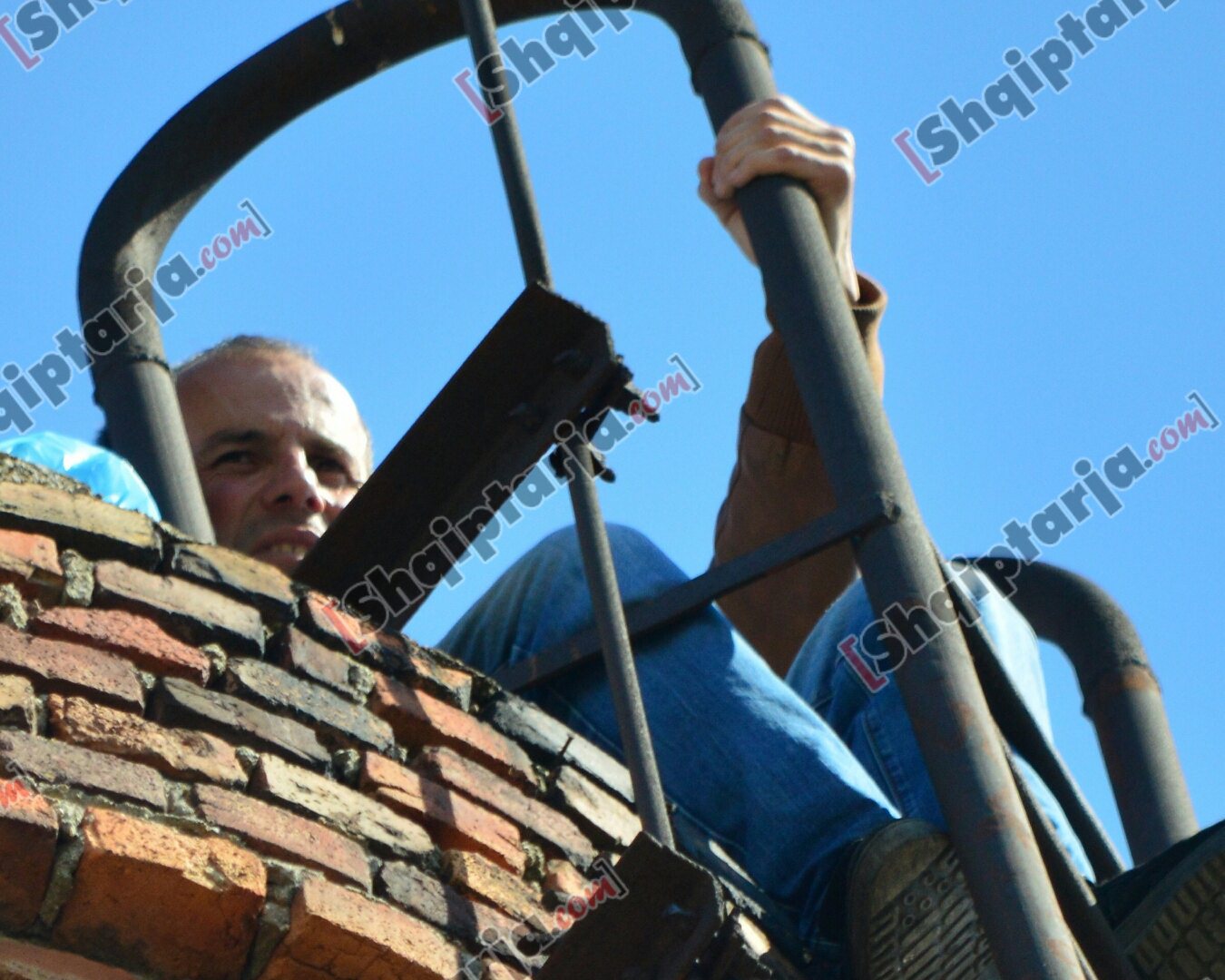 tenton te hidhet nga oxhaku laprake