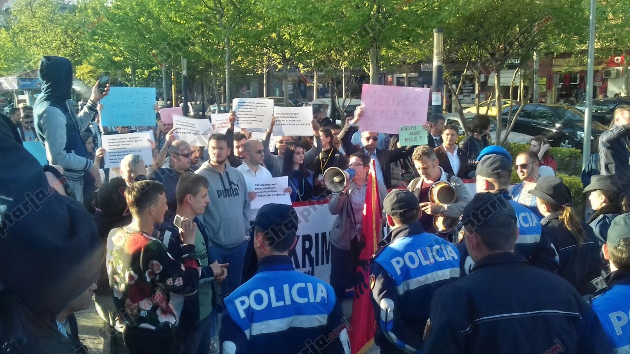 protestuesit te kuvendi