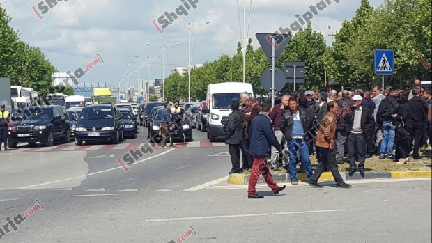 sheshi shqiponja protestuesit e pd