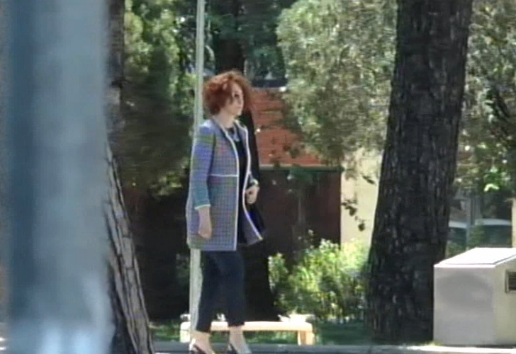 vlahutin duke shkuar te kryesia e kuvendit