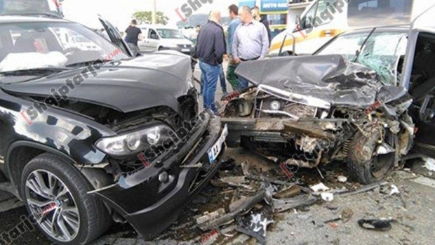 aksident benzi me bmw