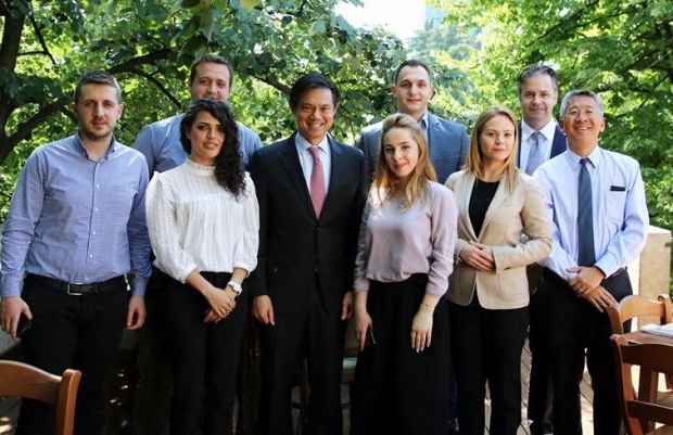 zyrtari amerikan ne tirane