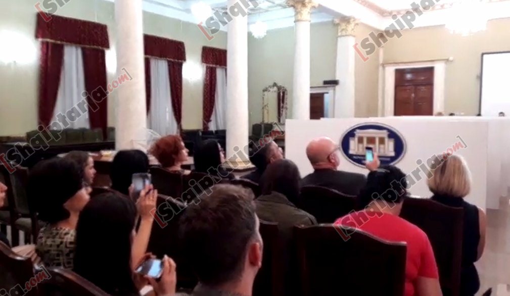 eksperti dhe lu regjistrojne procesin