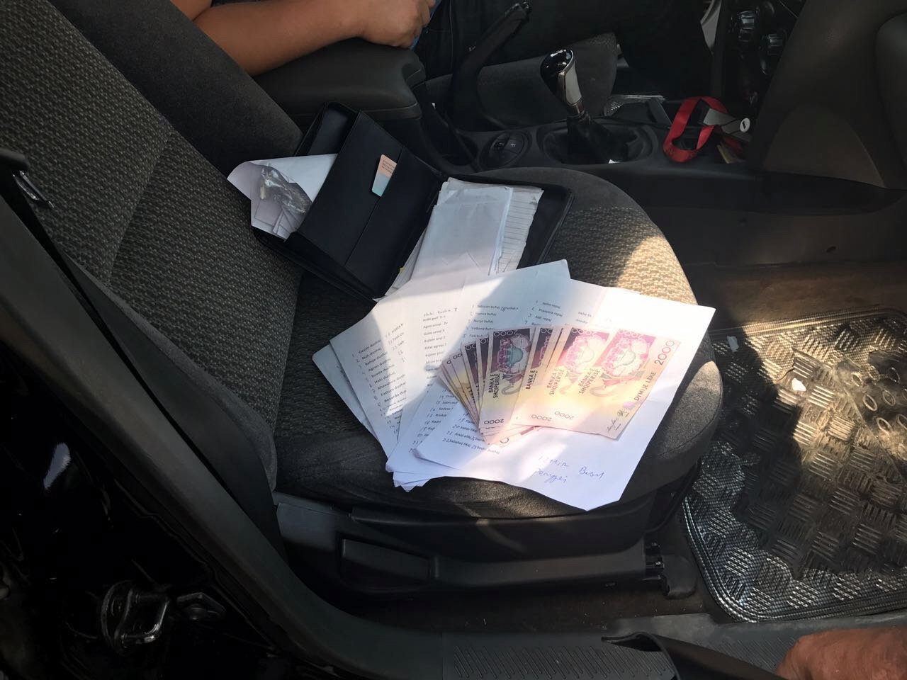 leket dhe listat me emrat e votuesve qe mbante izmiri