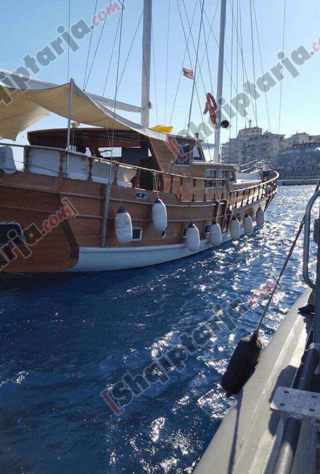 terhqeja e anijes turistike