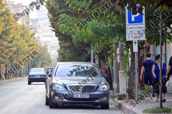 Makina e Ermal Beqirit fotografuar në datën 8 gusht 2017 në vendin e parkimit të rezervuar për ...