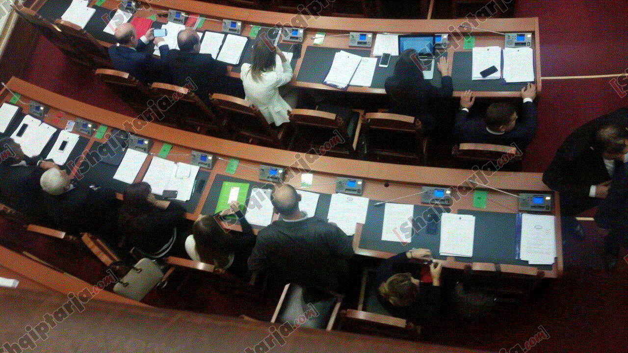 deputet e pd godasin tavolinat