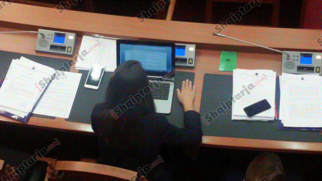 deputet e pd godasin tavolinat