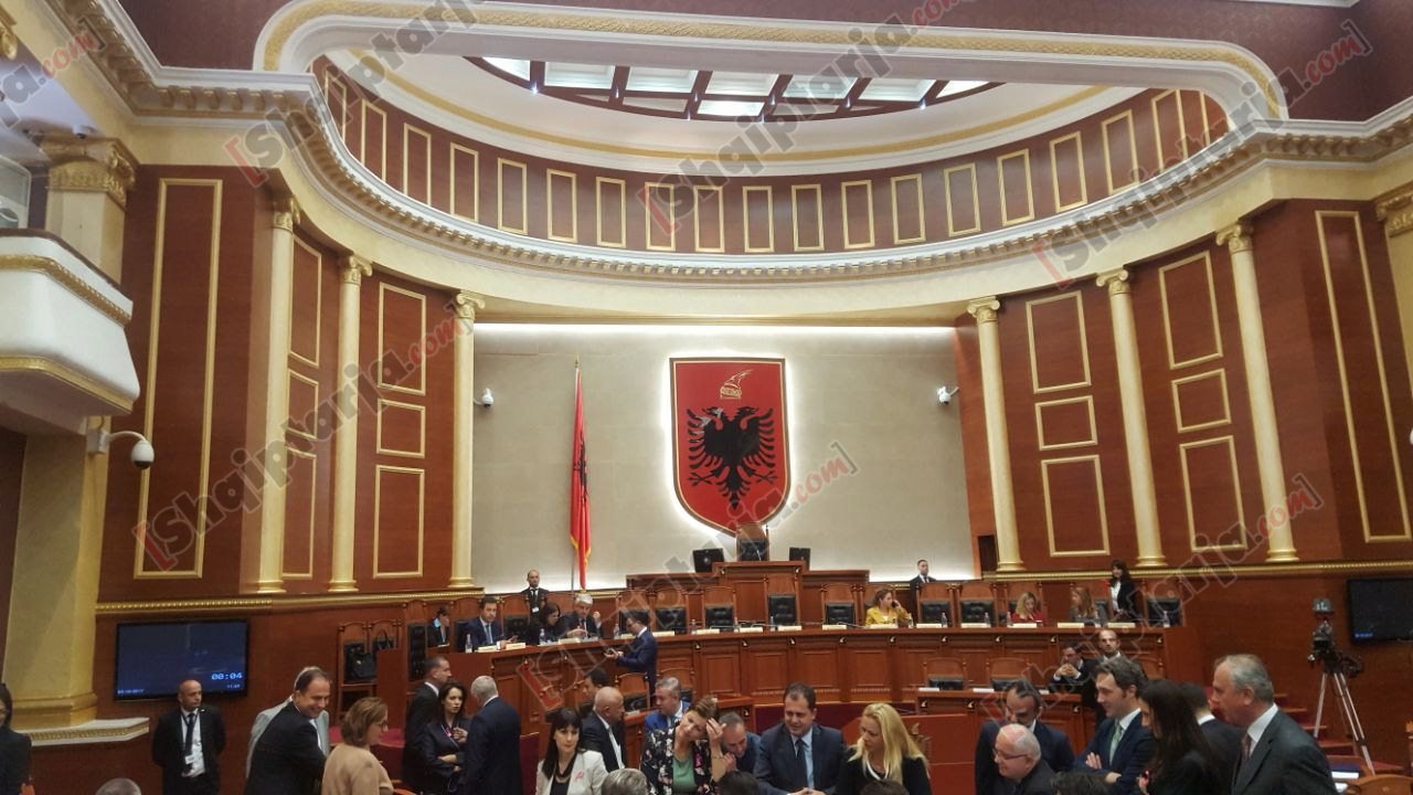 foto nga kuvendi nga brenda