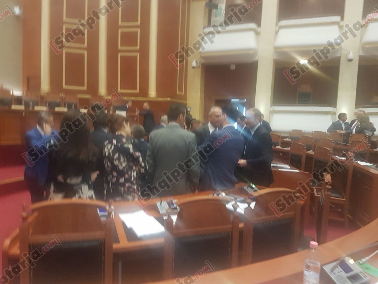 foto nga kuvendi nga brenda