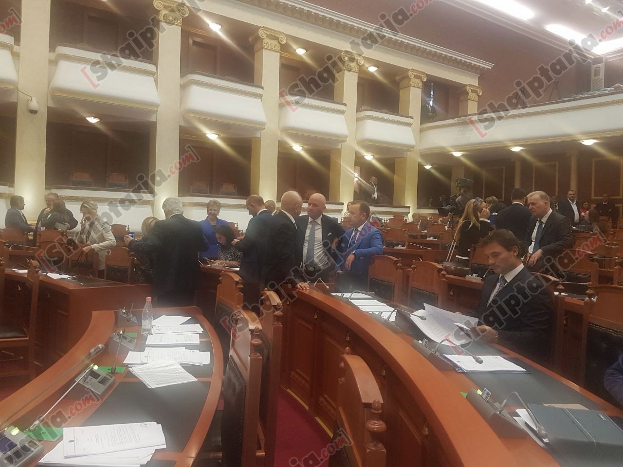 foto nga kuvendi nga brenda