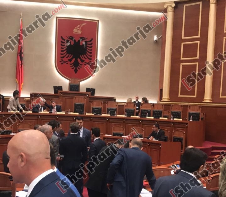 basha vijon te qendroje ne kuvend