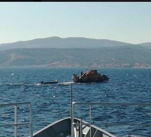 Anija %u201COriku%u201D e forcave të armatosuri shpëton gomonen me 53 refugjatë në detin Egje