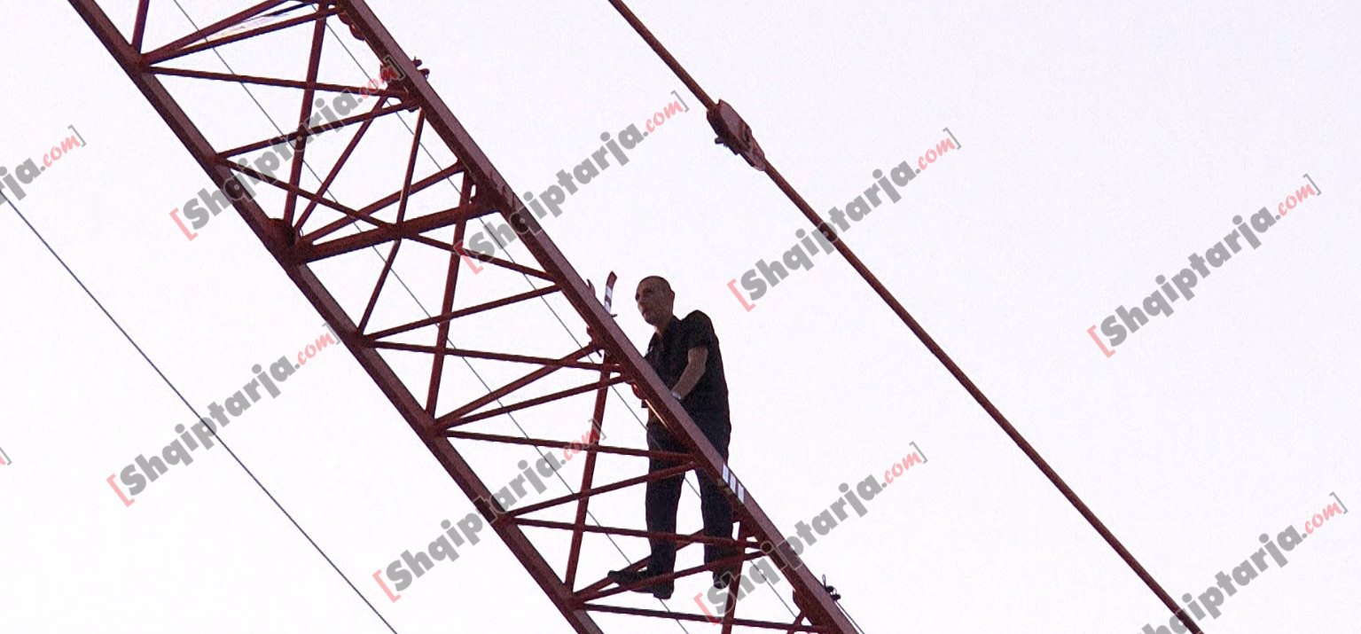 Nje qytetar kercenon me vetevrasje ne qender te Tiranes 