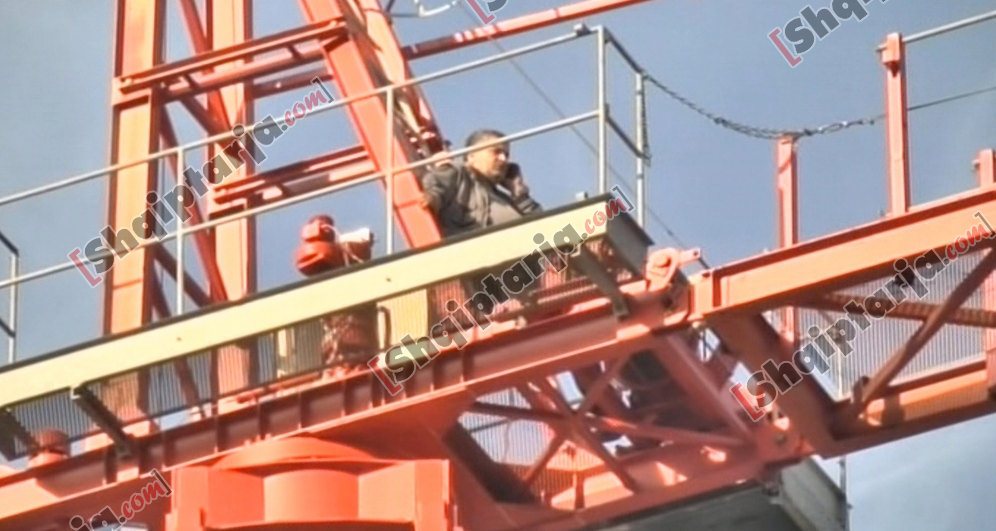 burre e grua mbi vinc