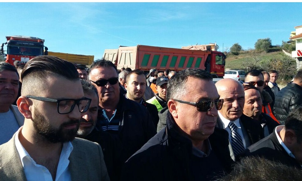 Punonjësit e 55 kompanive kontraktore sërish në protestë