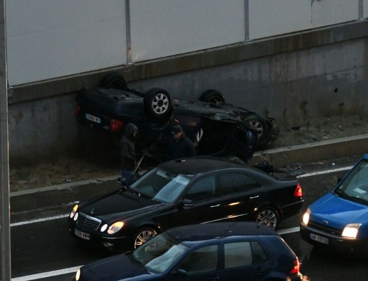 Tiranë, u përplasën një mjet tip Benz dhe një tip Audi, policia vijon hetimet