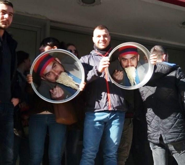 Të rinjtë e LRI ironizojnë kryeministrin Rama me foton e stampuar mbi tepsi