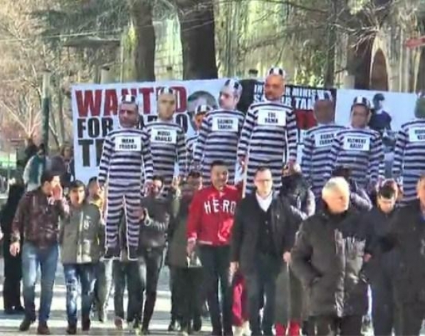 Të rinjtë e FRPD me foto të Ramës e Tahirit si të burgosur