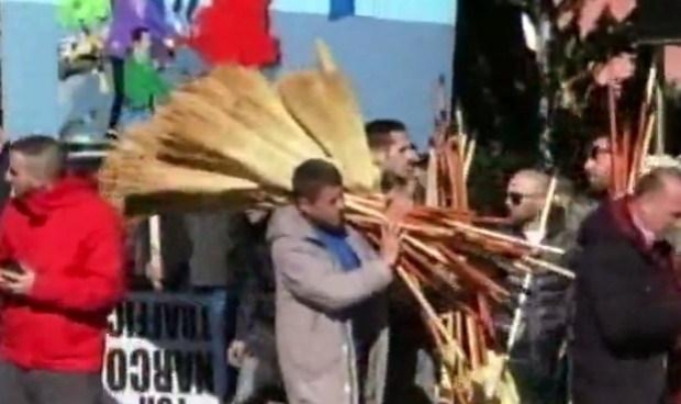 Mbështetësit e PD drejt bulevardit me fshesa me bisht druri