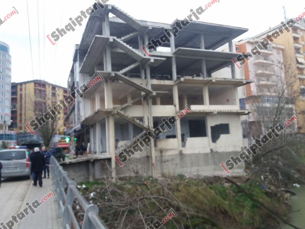 ndertesa qe prishet te shtunen ne fier