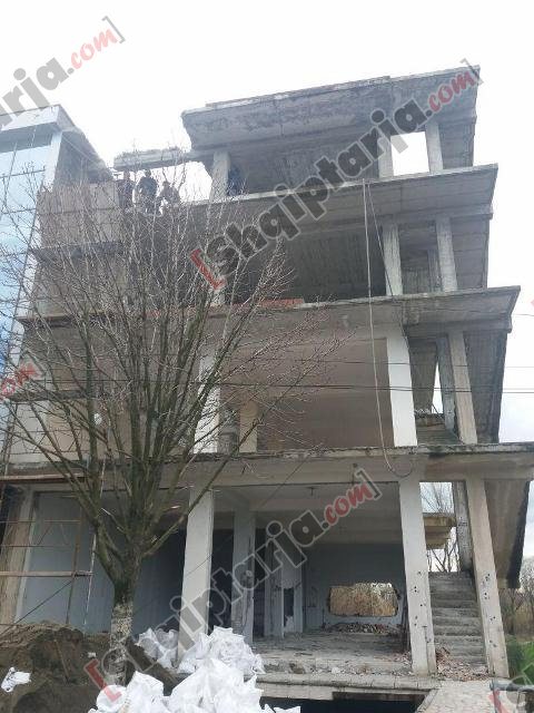 ndertesa qe prishet te shtunen ne fier