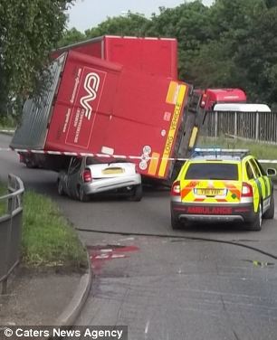 maunia ze poshte nisanin 