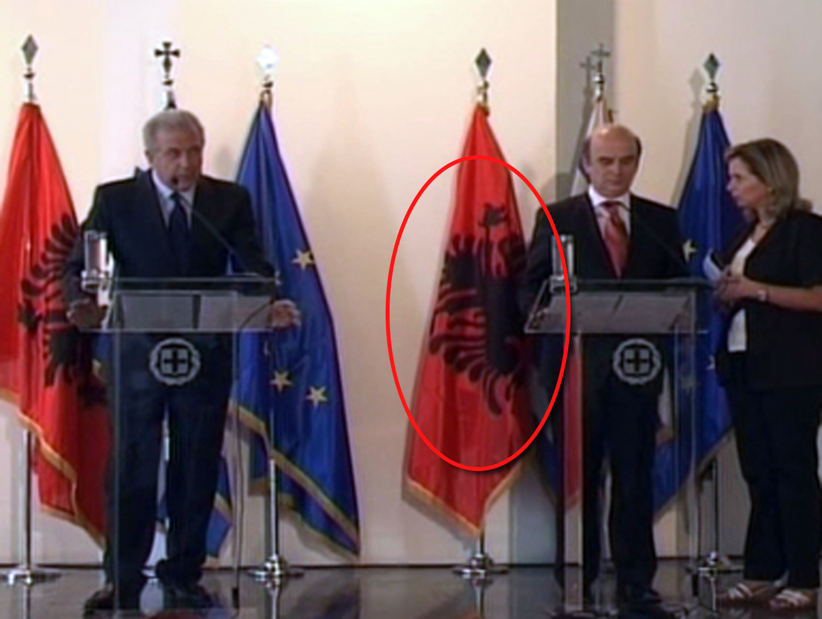 panariti flamuri me koke poshte