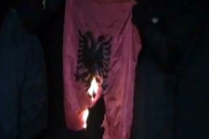 flamuri shqiptar digjet 