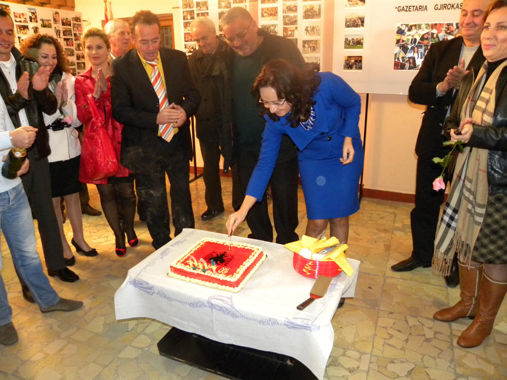 ceremonia prerja torta ekspozita fotografi gazetar gjirikaster