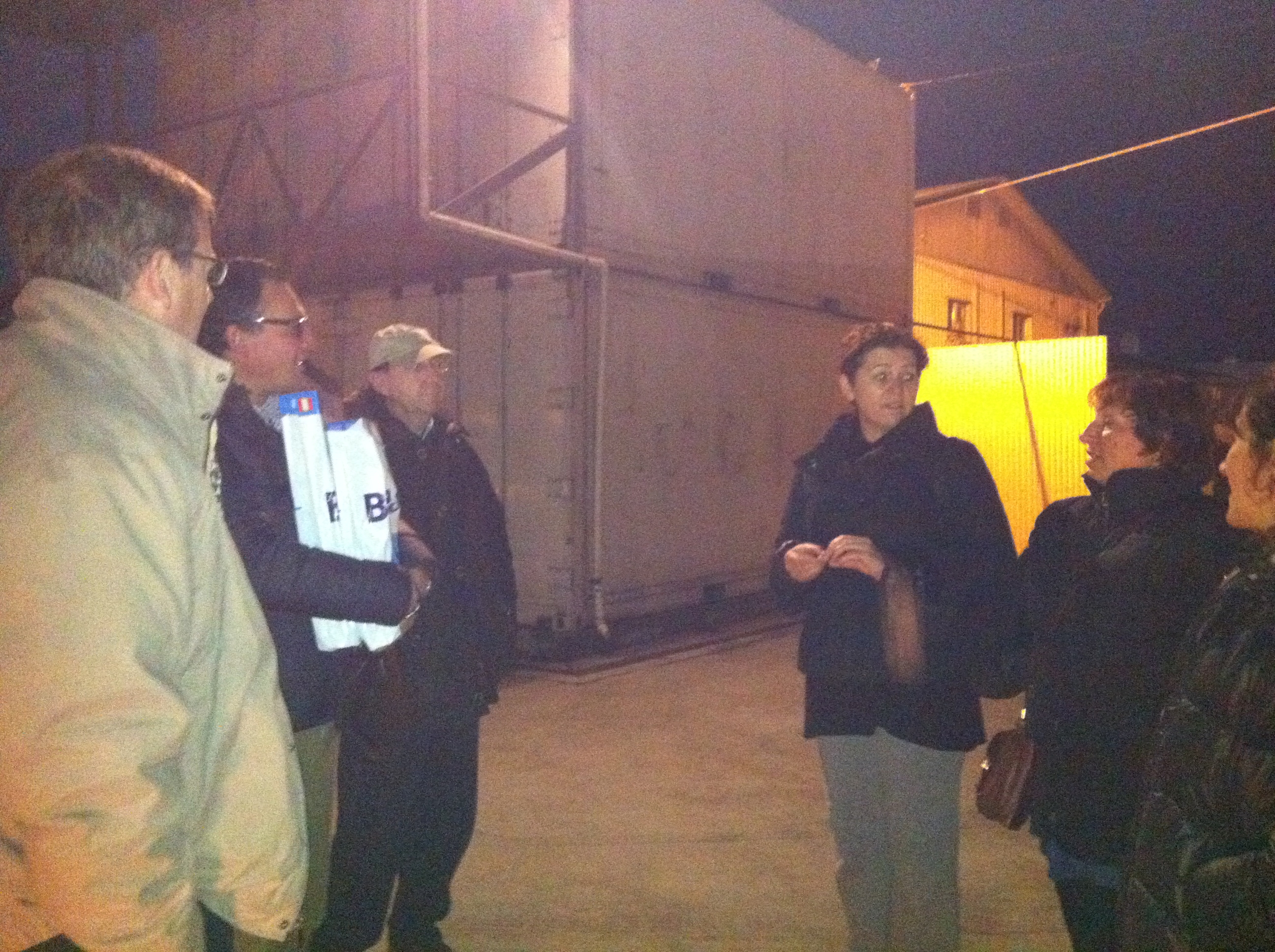 Në foto: Gratë shqiptare që punojnë në Kabul përballë escort-avetë NATO që janë duke dëgjuar historitë e reja shqiptare nga Afganistani