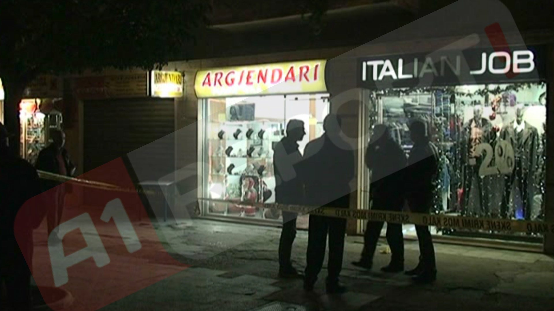 Fier, grabitje argjendarie me logo