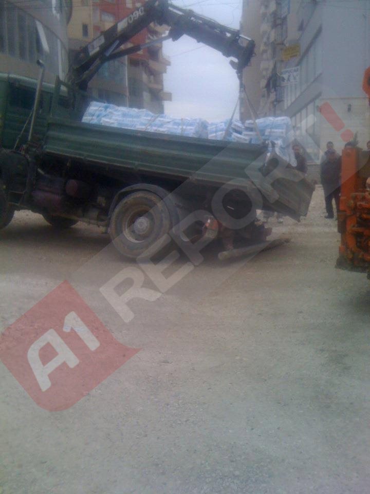 Tirane, kamioni bie ne grope