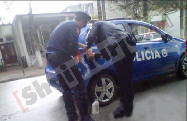 police duke mbushur makinen  me karburant 