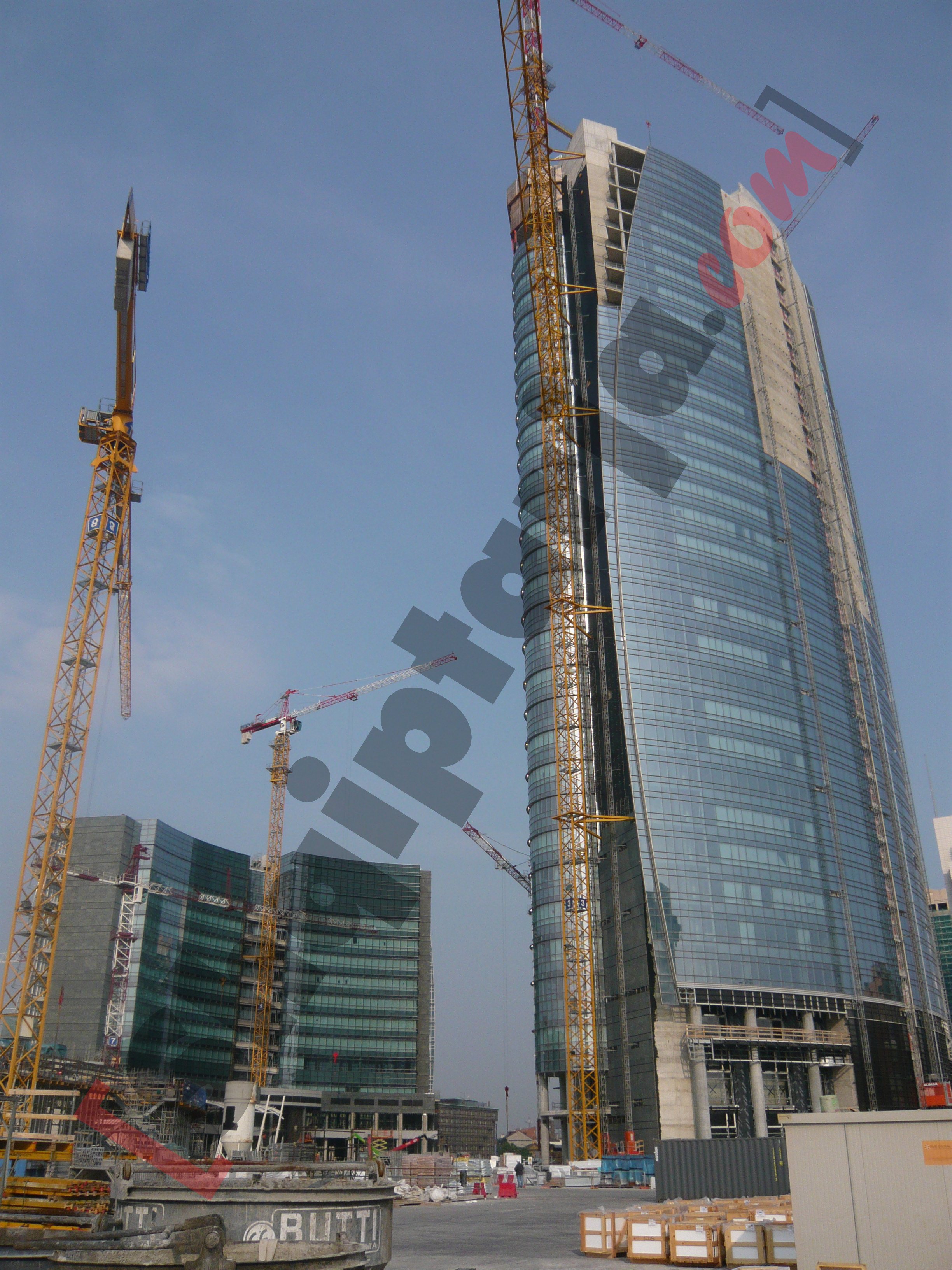 Kantier pune të %u201CNdocaj Group%u201D në Milano 1 me logo