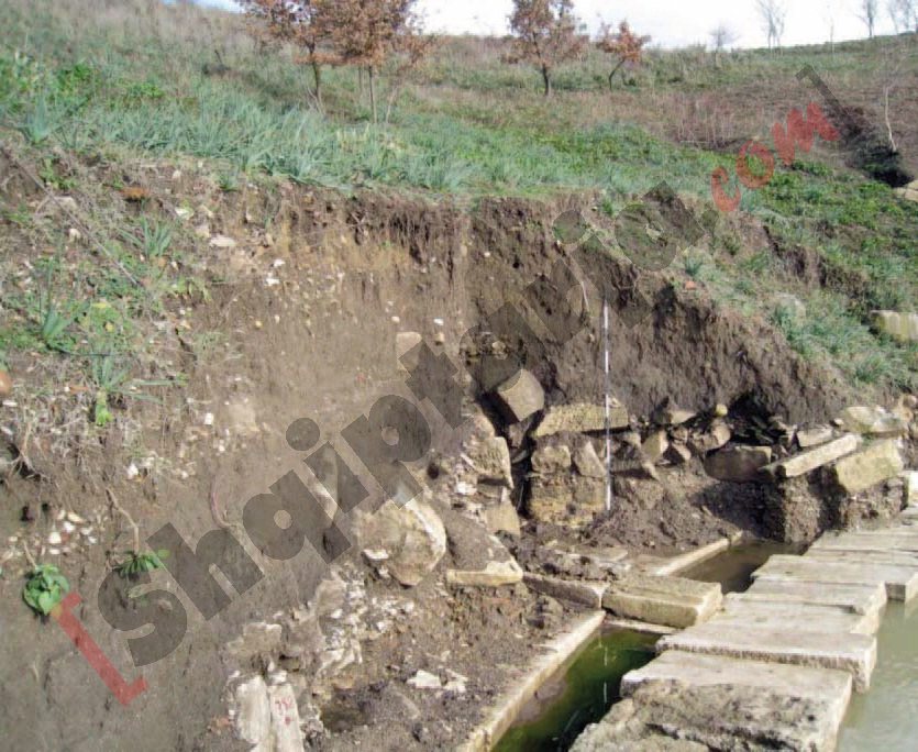 Teatri i Apolonisë, profilet vertikale të gërmimit në konturet e arenës (Janar 2013) me logo