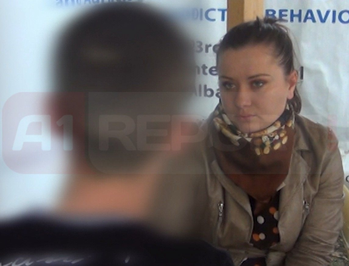 Ish përdoruesi i drogës duke folur për gazetaren e Urbanika me logo