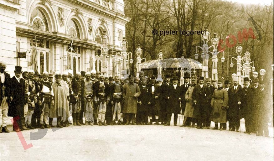 Dom Nikollë Kaçorri me fisnikët shqiptarë në Vienë me logo