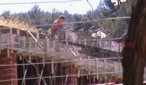  	Punëtor në ndërtimin pa leje në Gjirokastër 