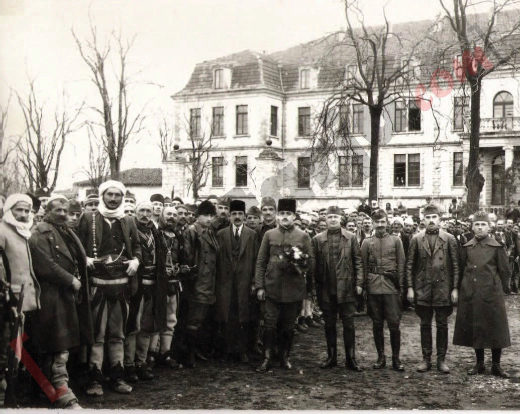 Kryengritësit dhe populli i Shkodrës duke festuar marrjen e prefekturës me logo