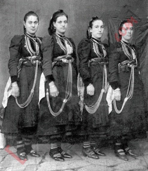 Gra dardhare me xibun, 1932 (Arkivi, Vangjo Illo) me logo