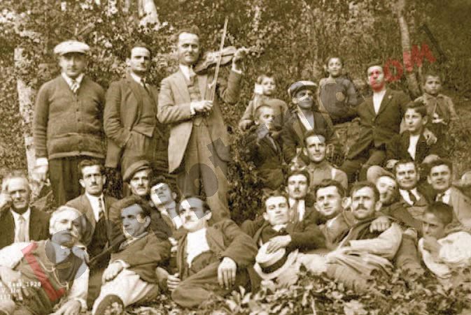 Thimi Raci%u2013Piknik,1926 Arkivi Vangjo Ilo me logo