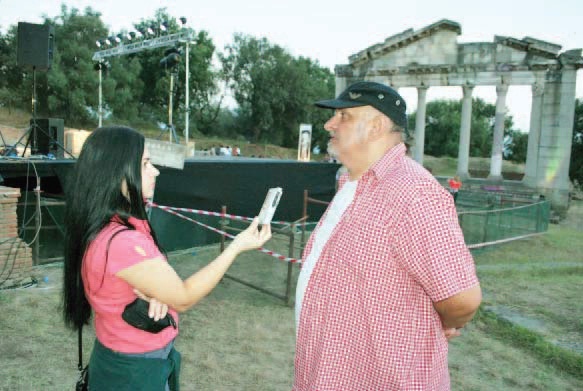 Dramaturgu Haqif Mulliqi duke u intervistuar për Shqiptarja.com