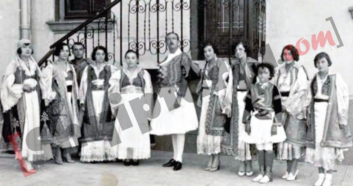 Familja Zogolli me logo