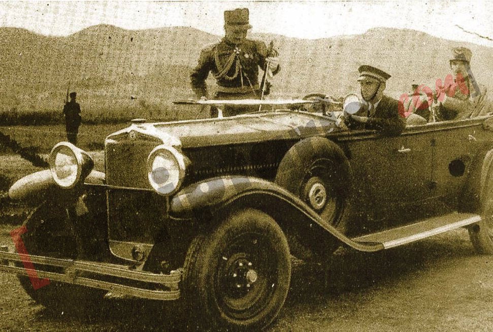 Ahmet Zogu duke shkuar në Parlament për të bërë betimin si mbret me logo